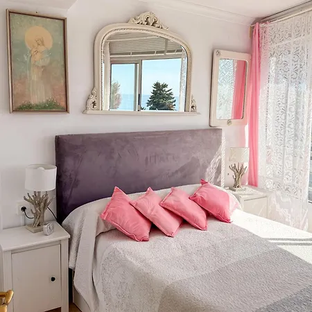 Casa La Luna- Beachfront 1br With Sea Views Marbella